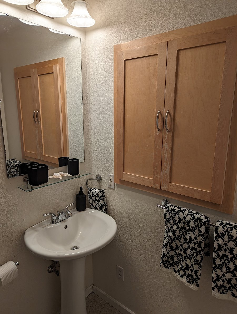 Other angle of the full bathroom downstairs.
