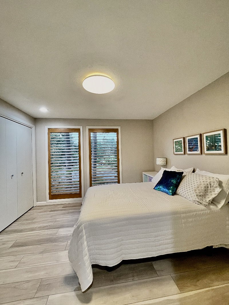 Bedroom 2
Main Floor, double bed, three large windows, window seat, flat screen tv. (This bedroom is now rented)
