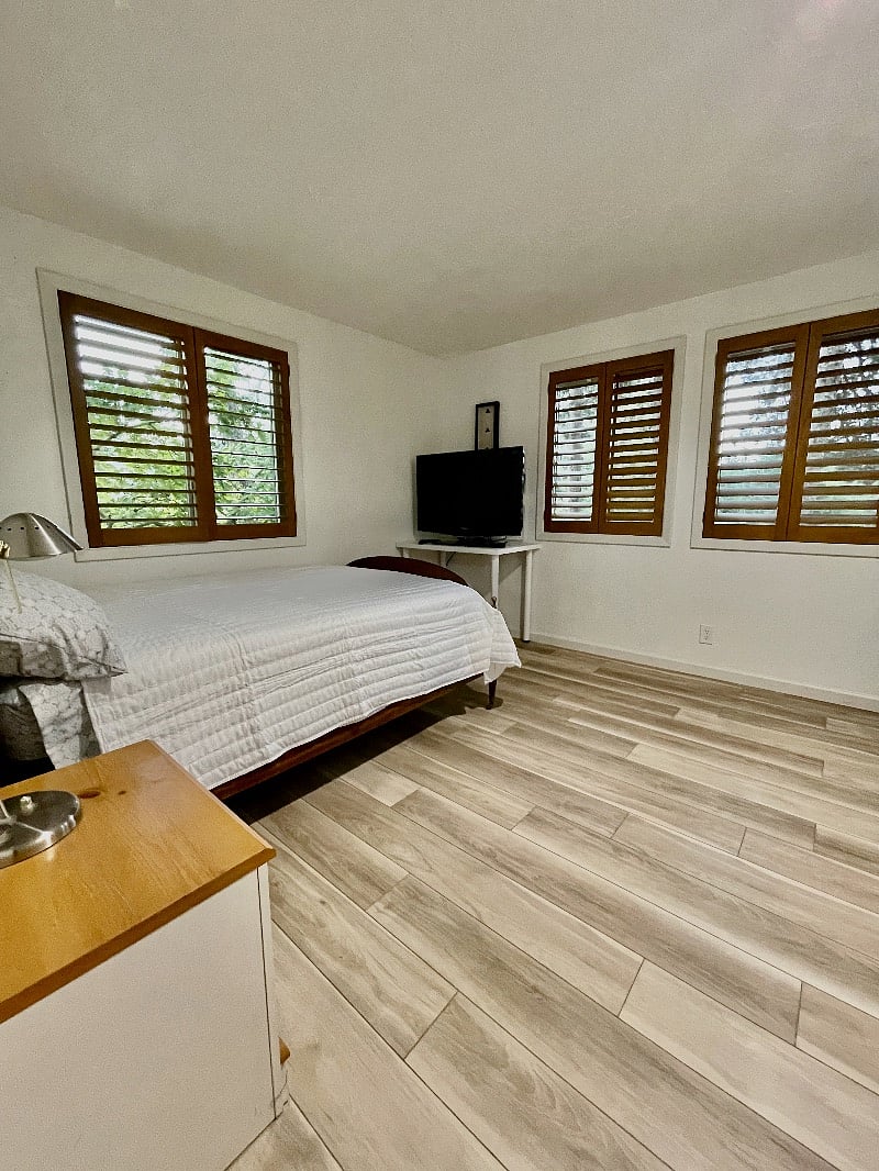 Bedroom 4
Double bed, lots of windows, built-in desk, flat screen tv.