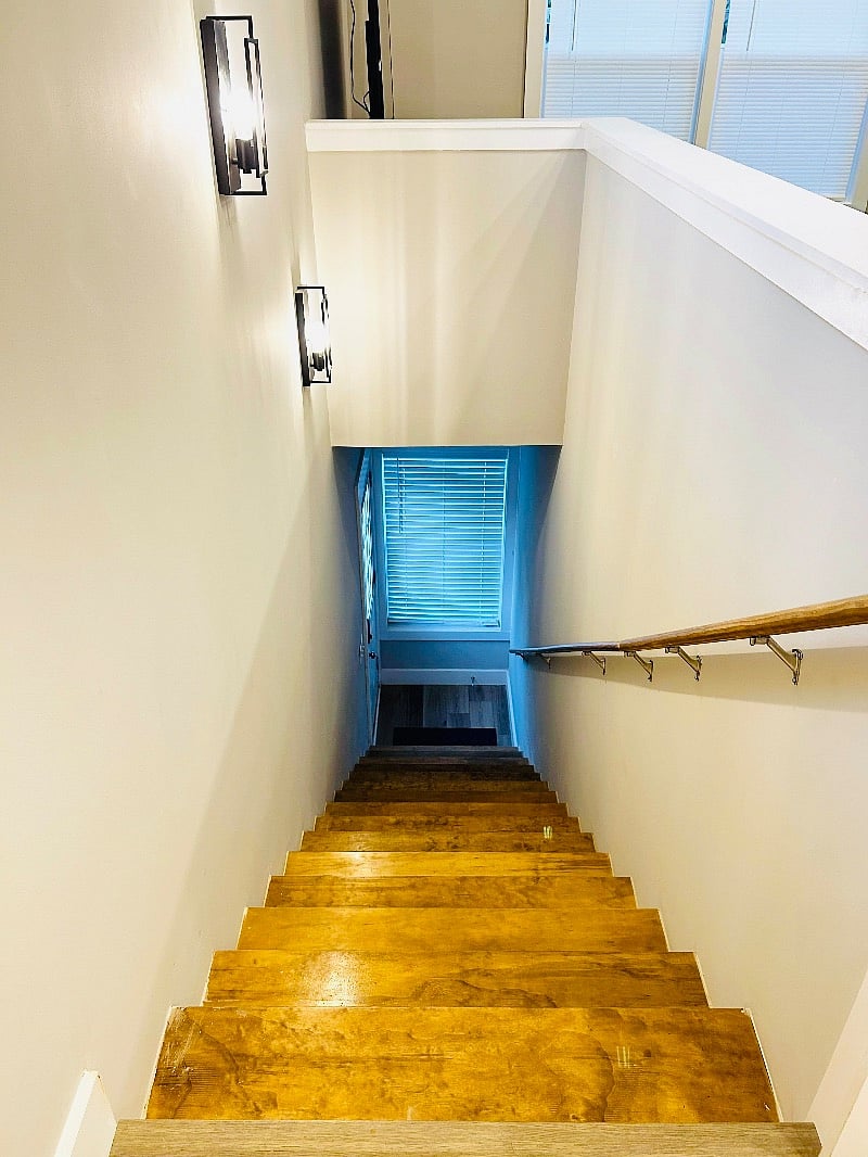 This unit is on the 2nd floor, completely separate from the unit on the 1st floor.
