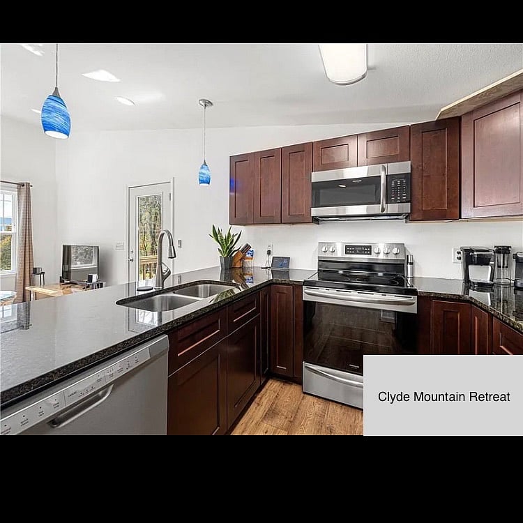 Fully furnished kitchen.