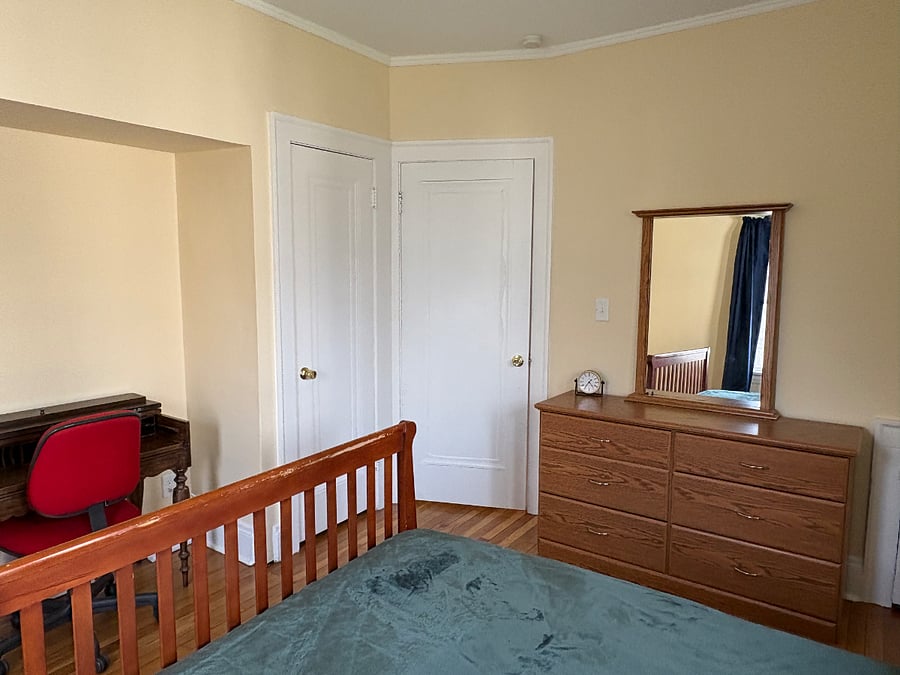 2nd Bedroom - dresser and desk