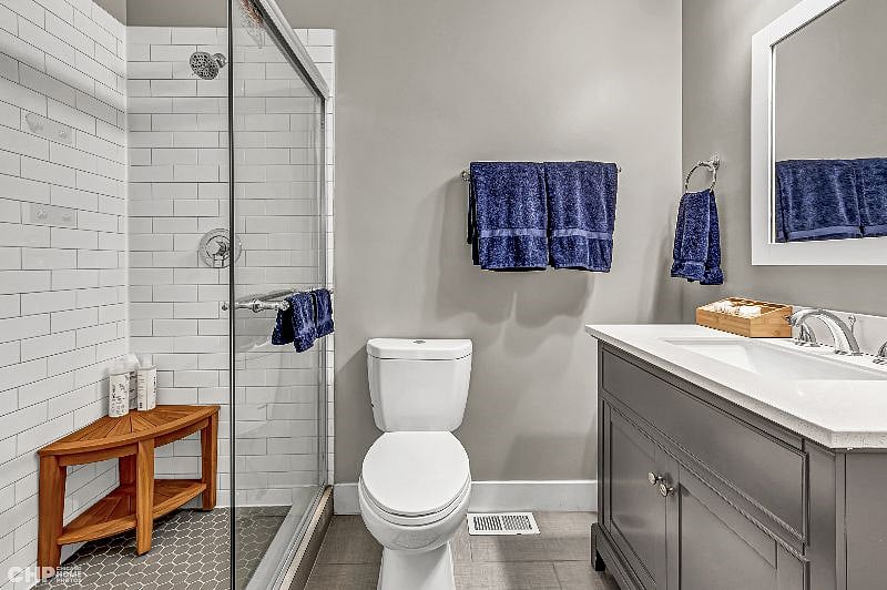 Ensuite bathroom.Hug