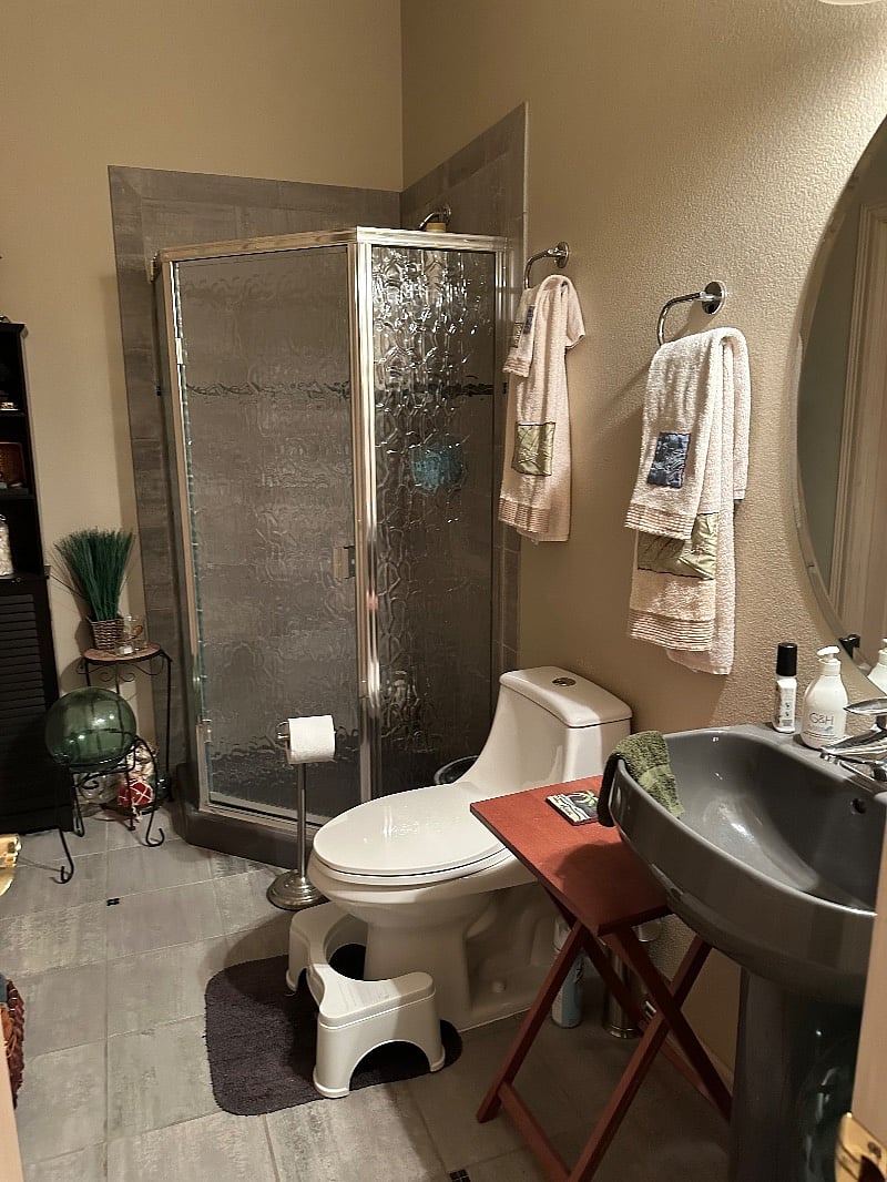 Guest bath guest with two door access.