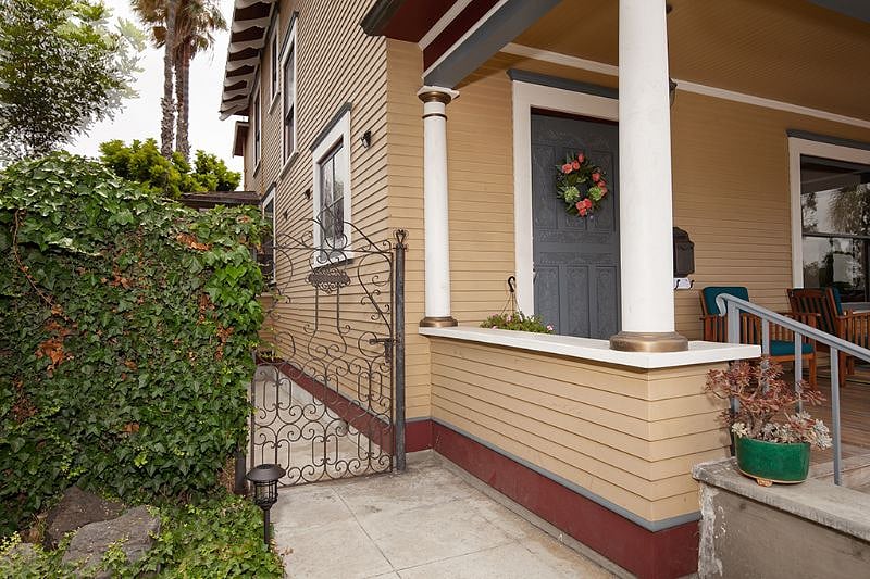 Your private entrance to the Left of the house: Motion-detected solar lights light up your pathway at night.