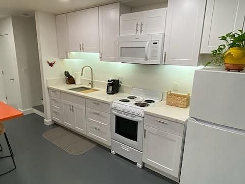 Full size kitchen stocked with all the essentials.