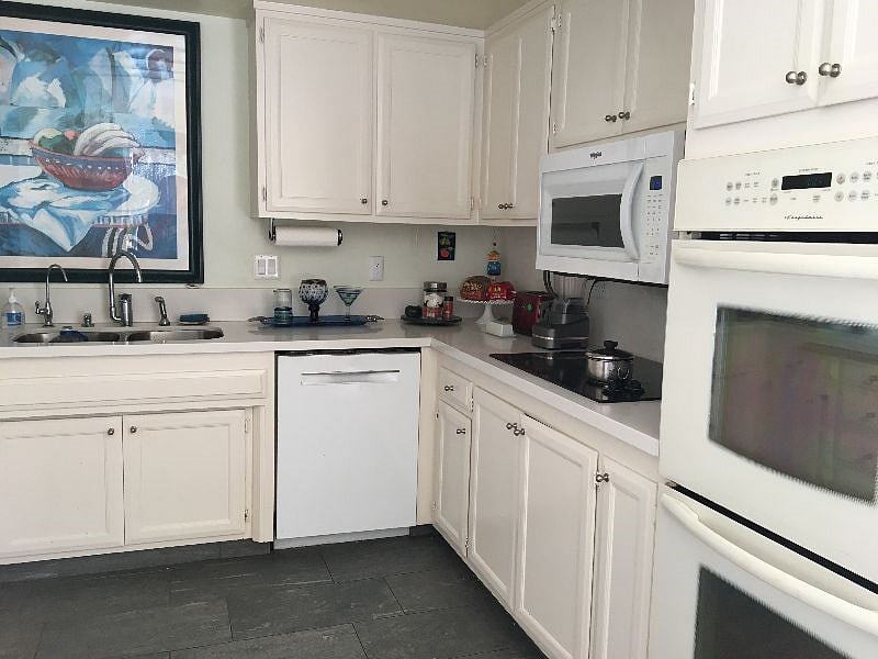Fully equipped kitchen.2 ovens .,microwave frig,
soft water system, recessed burners. filtered drinking water. and dishwasher