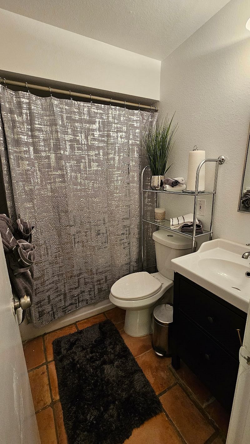 Main bathroom with tub/shower
