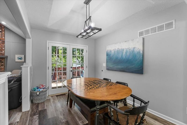 Dining Area - Seats 6