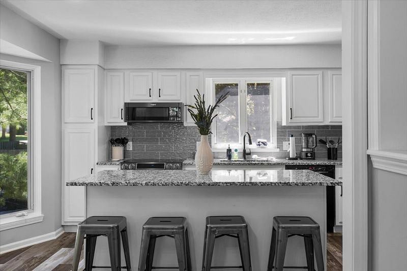 Kitchen Island & Bar Seating