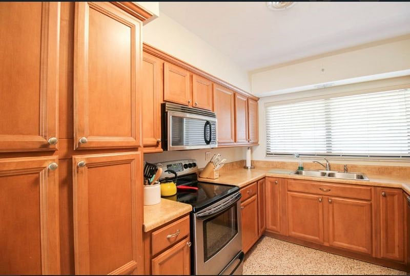 Fully equipped kitchen.