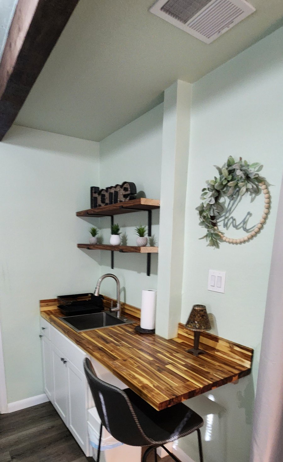Kitchenette w/sink and induction cooktop