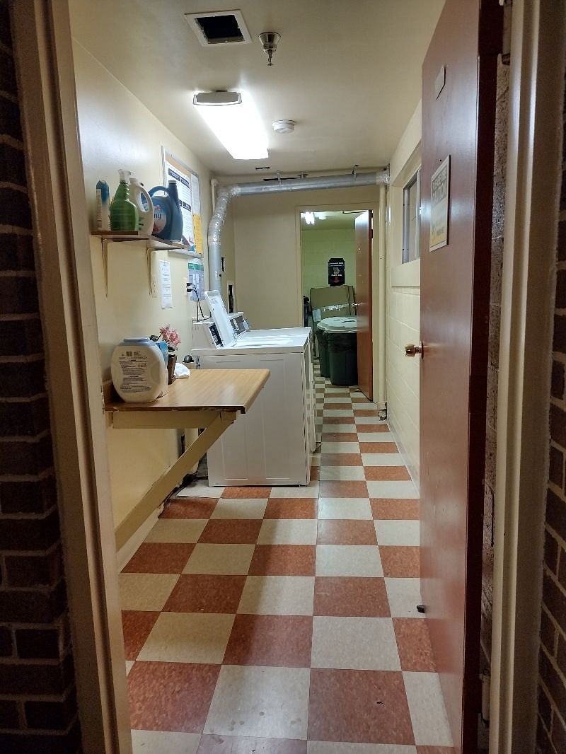 7 sec walk to outside Laundry room-bulk wash