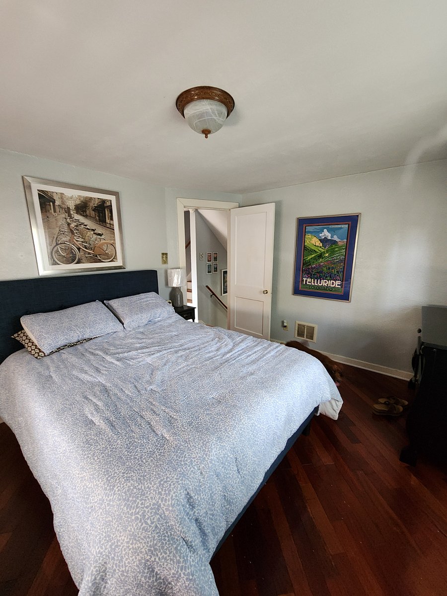 Master bedroom. Queen size bed.