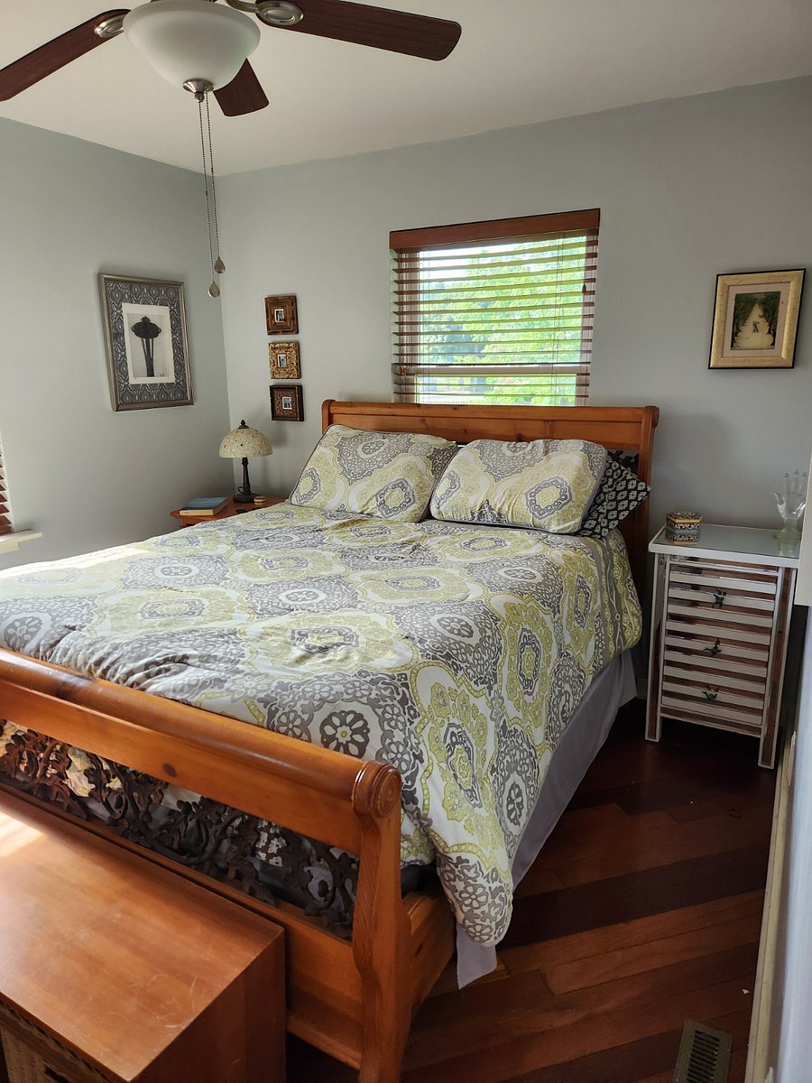 Spare bedroom with full bed