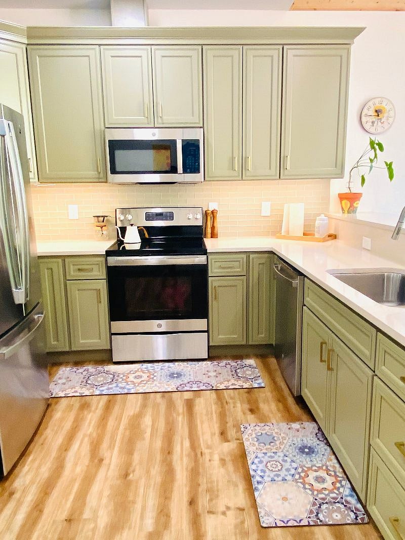 Spacious kitchen, well stocked with all cooking essentials, oil and spices.
Well connected to enjoy conversations while cooking your meals and enjoying the creek views.