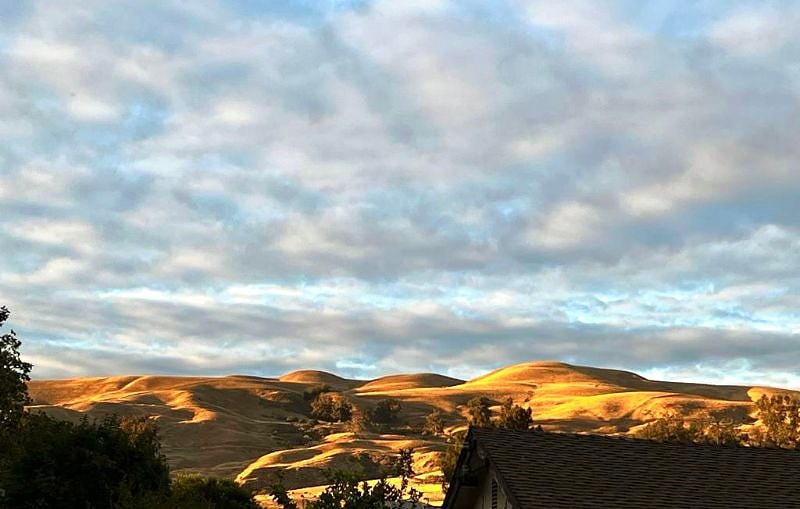 Picturesque Golden hills of California! Spectacular view during sunset time from the comfort of your deck. The hills stay golden from Summer-Winter & turn lush green from Winter through Spring.