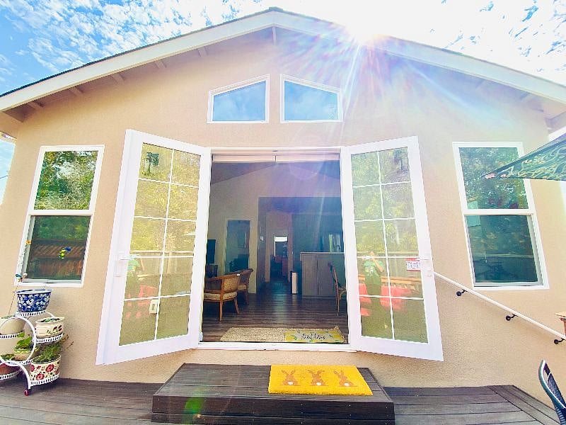 Welcome to our Charming Guesthouse! 
Vaulted ceiling, tall windows and wide french door connecting to the deck outside. 
A very private setting, thoughtfully furnished with comfort in mind.