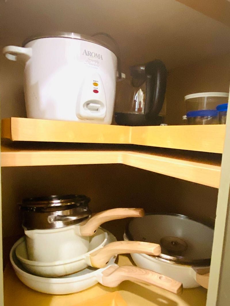Cooking pots and pans. Electric kettle, blender, toaster and rice cooker are also provided.