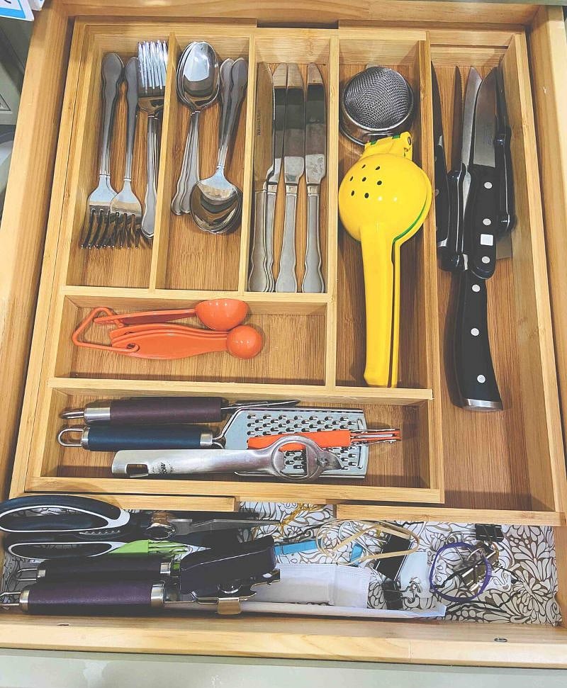 Everything needed for cooking and dining! Cooking spatulas, etc.
Bbq tools are also provided.