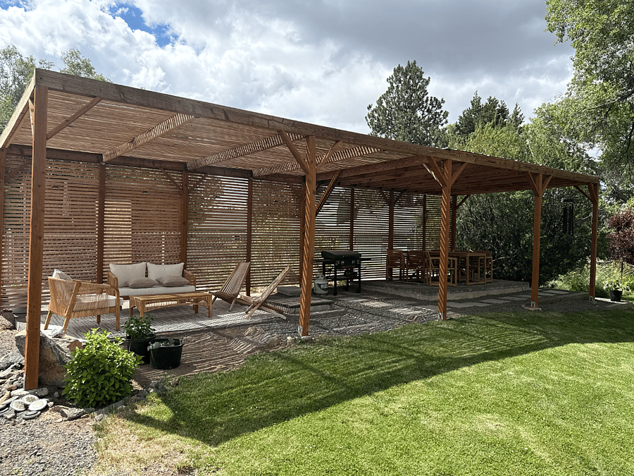 Pergola with dining area and griddle