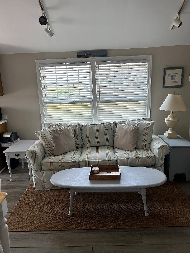 Living room
Open space that connects to the kitchen. Windows face the street. There is a mini split unit for heat and AC.