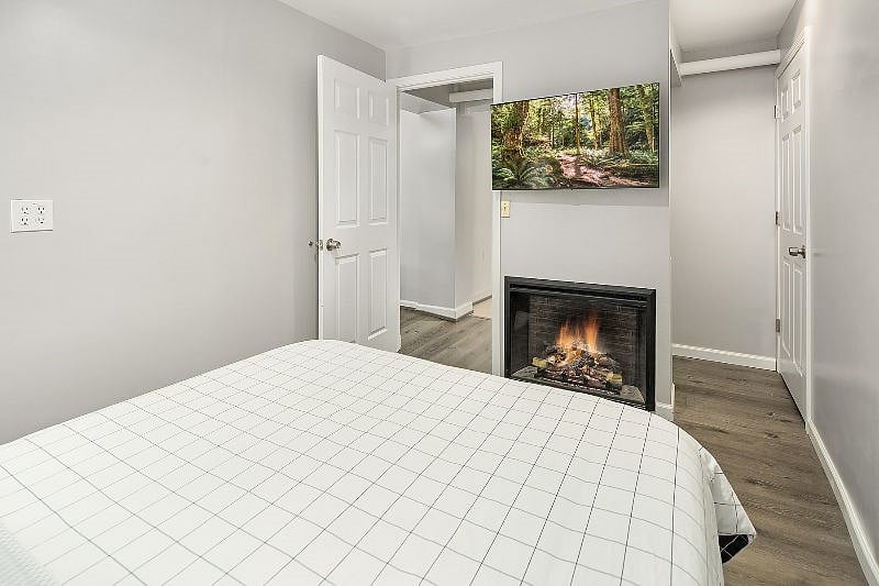 Bedroom #2 - Queen size Leesa Mattress

- 40" Samsung Smart TV (wall mounted)

- Electric fireplace

- A small closet

- Tastefully decorated with a live-edge maple headboard, floating pine bedside shelves and wall mounted reading lamps.