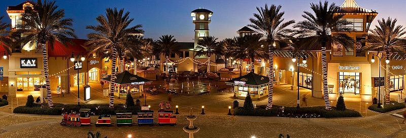 We are less than 5 minutes, or 2 block walk from the Destin Commons where there are tons of activities, food and shopping! 