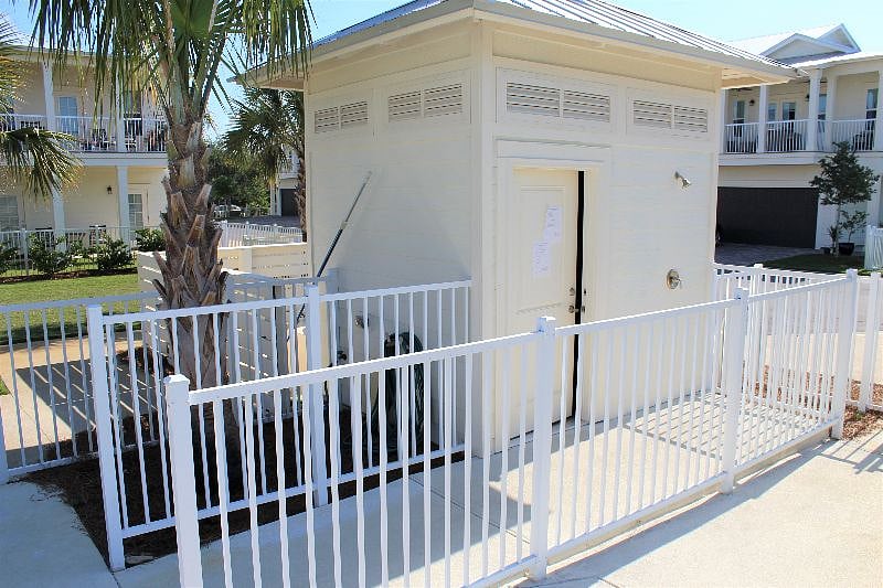 Outdoor shower and bathroom at the pool! 