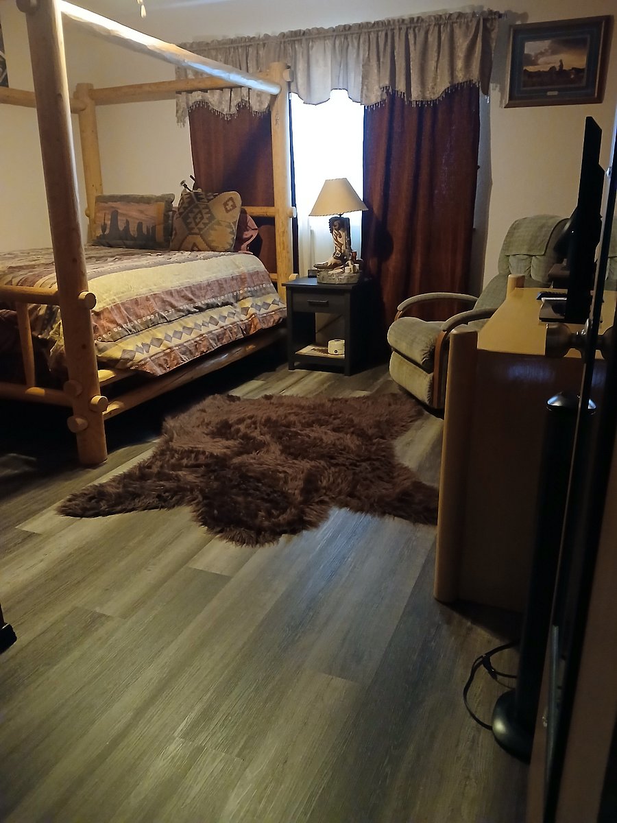 Queen size top of the line mattress. White noise machine, 48 in. T.V with smart t,v features."Firestick"
Wifi outlets in 2 rooms, or wireless. Your own personal wifi.