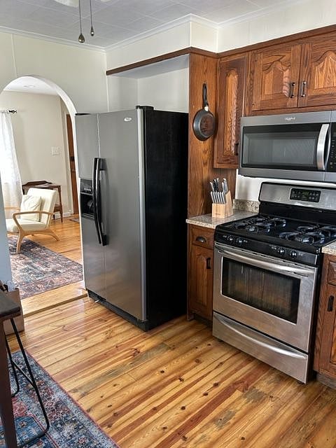 Kitchen, full size appliances, range, microwave and refrigerator