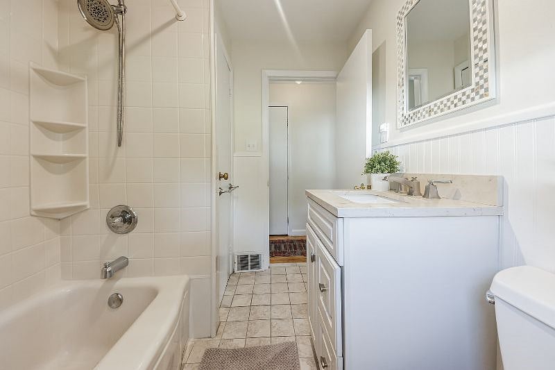 Bathtub/shower first floor
