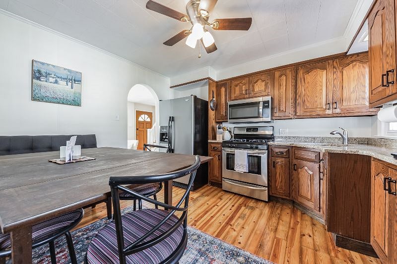 Breakfast nook/dining area