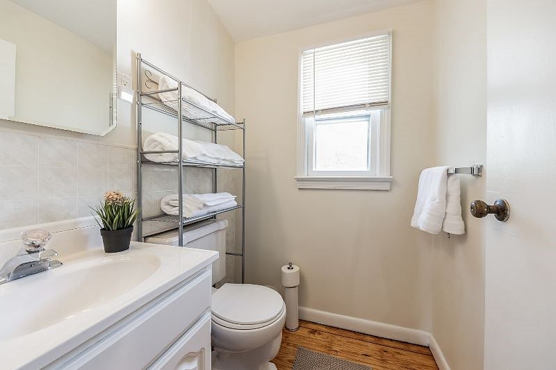 upstairs 1/2 bathroom