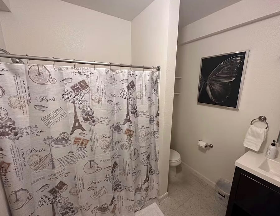 Full Bathroom with Shower/Tub combo