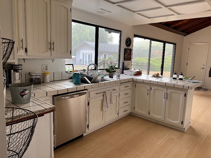 Full kitchen.