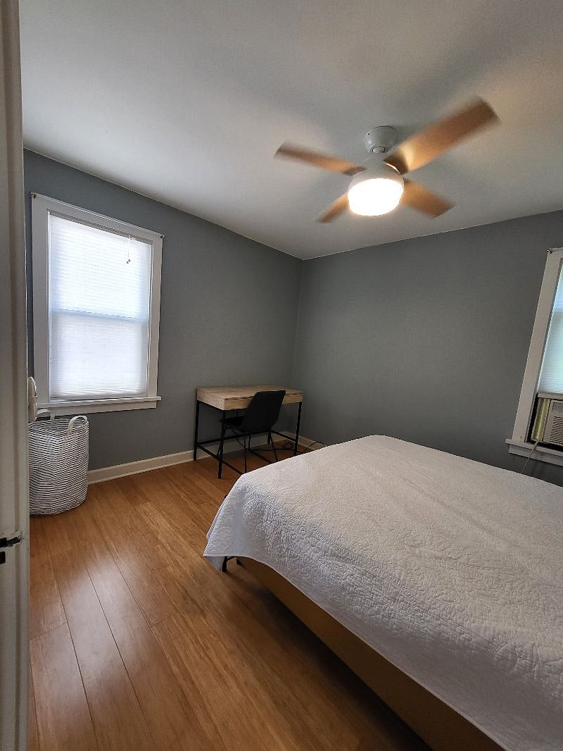bedroom has a desk