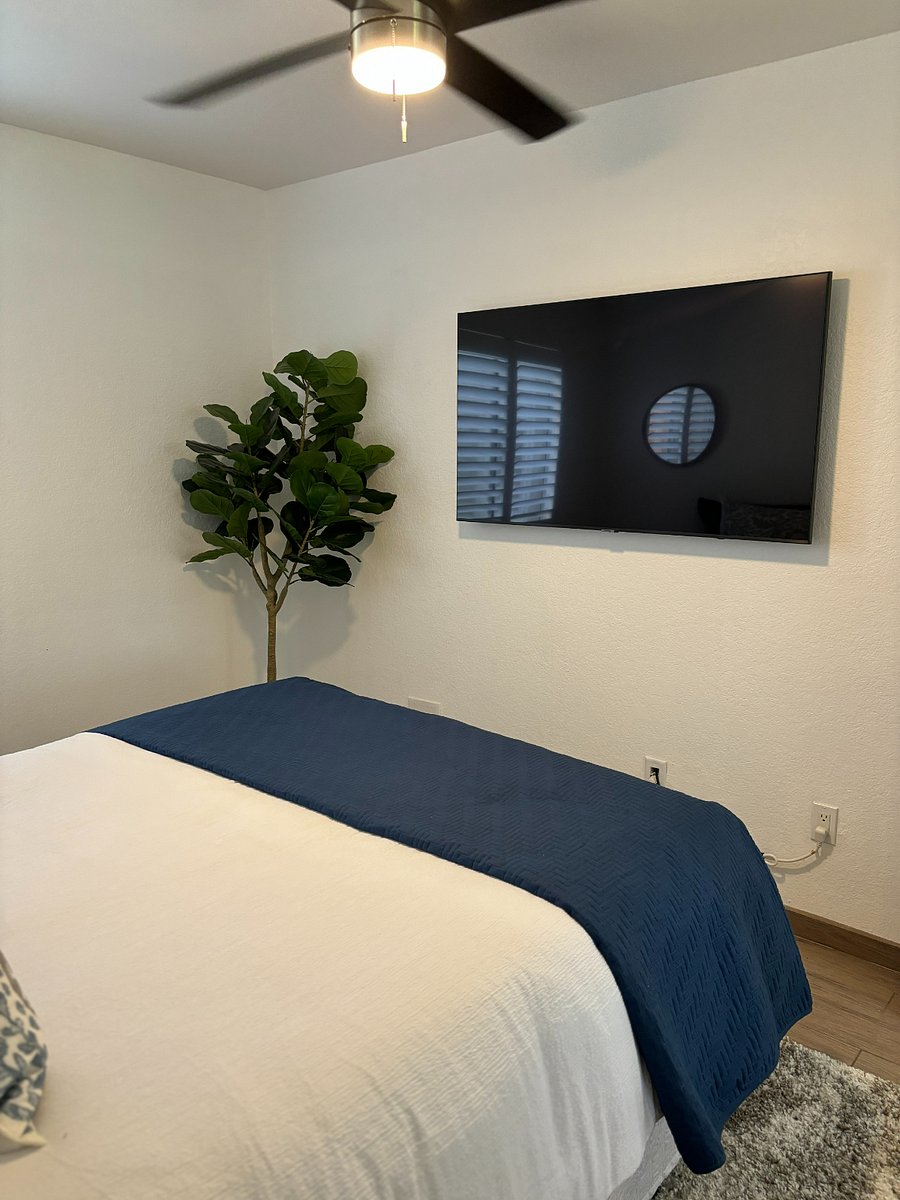 2nd Bedroom/Queen Bed, 65' TV