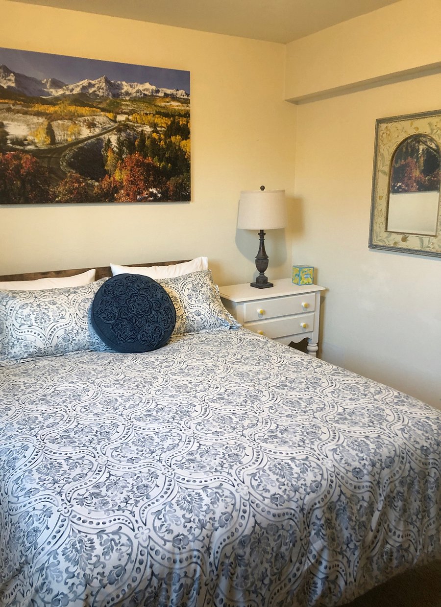 Bedroom 2: Queen size, new Casper mattress, hypoallergenic fiberfill duvet, 2 dressers and a small closet for storage. 