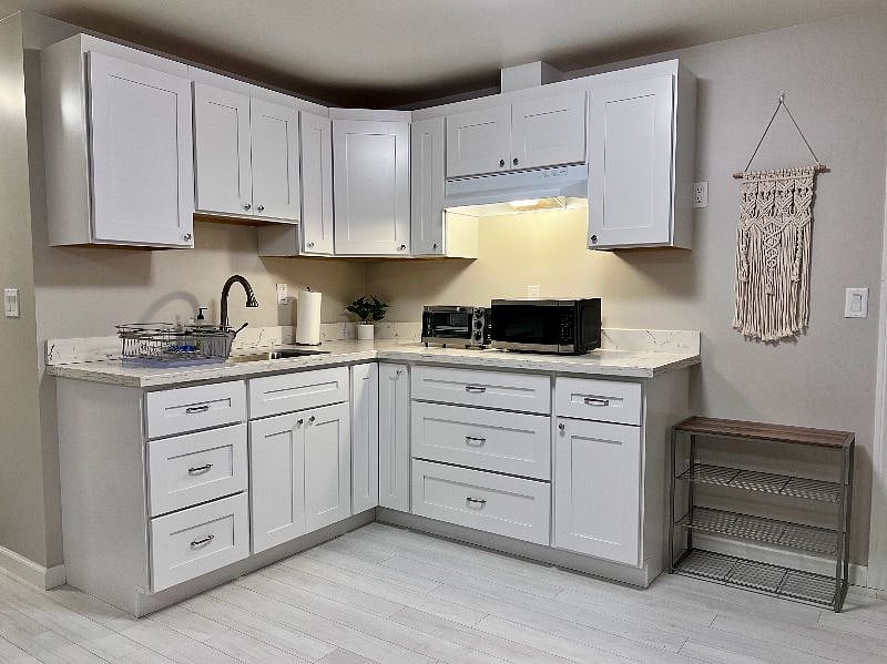 Kitchenette (no stove)