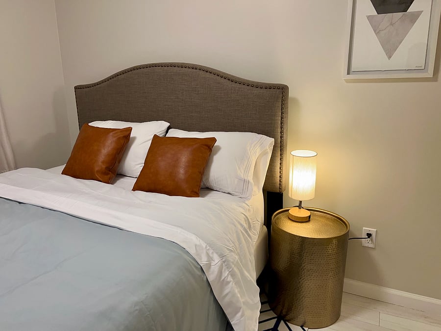 Luxurious plush 1500 thread count 100% cotton bedsheets and soft duvet cover will keep you comfortable all night. Bedside lamp is dimmable by touch with USB ports