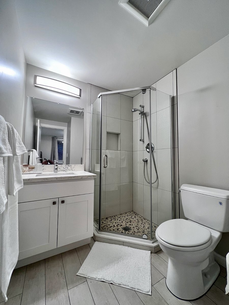 Bedroom 1 ensuite bathroom with soft 100% cotton towels and amenities for your stay