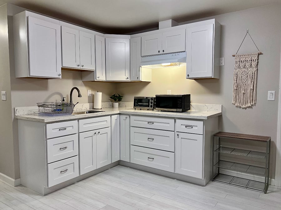 Kitchenette (no stove)