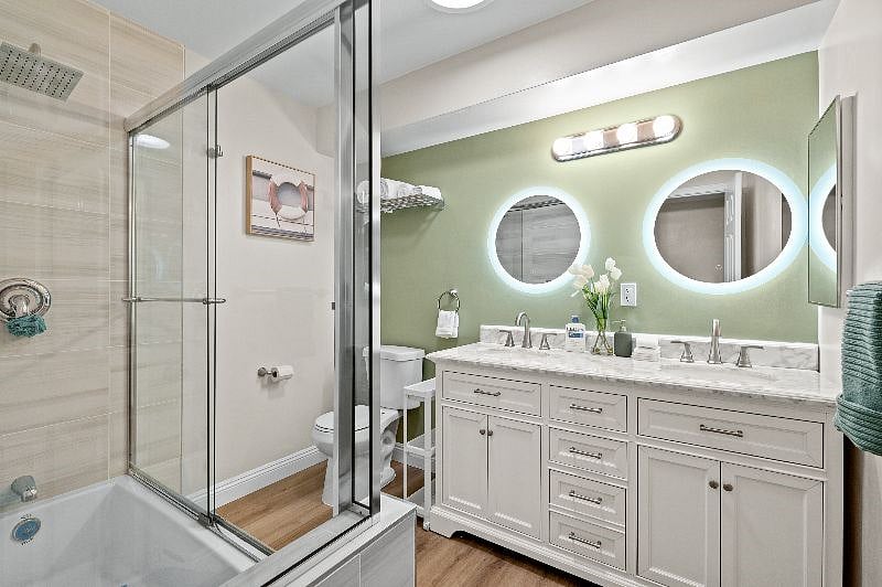 Bathroom 1:
Two LED mirrors.