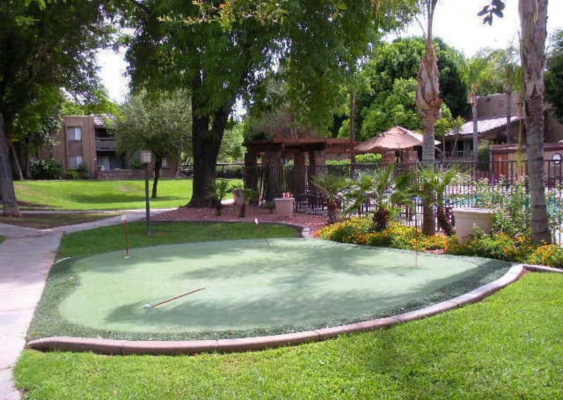 Putting green area next to pool 