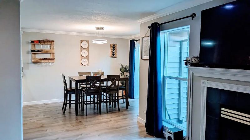 Gather and indulge in delicious meals in our spacious 6-seater dining room.