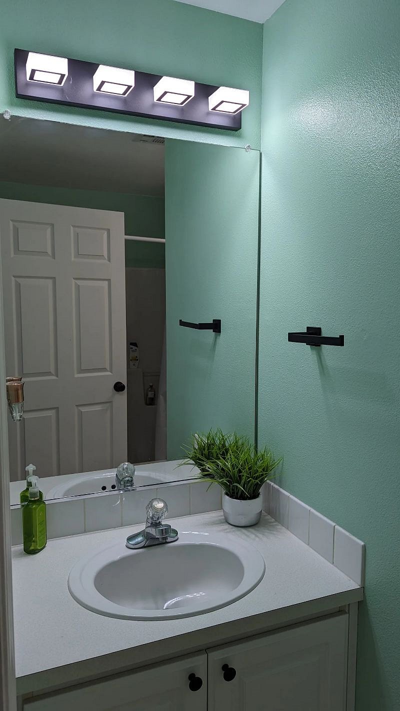 2nd Upstairs bath
