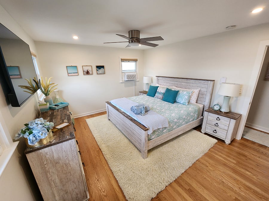 Bedroom 1 (King Bed)