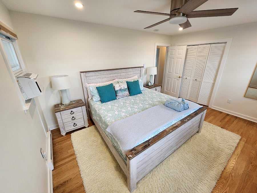 Bedroom 1 (King Bed)