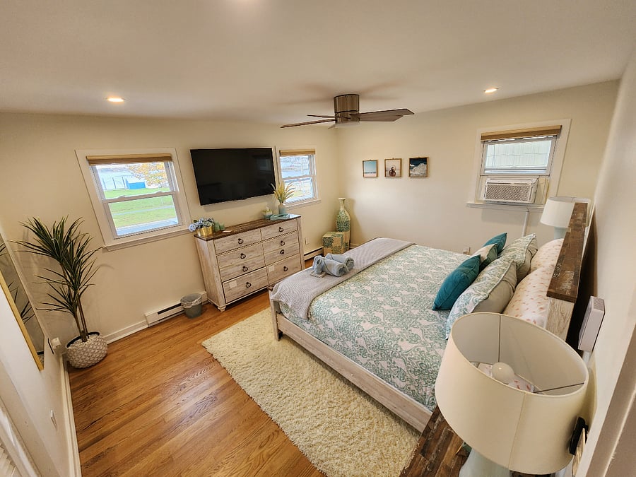 Bedroom 1 (King Bed)